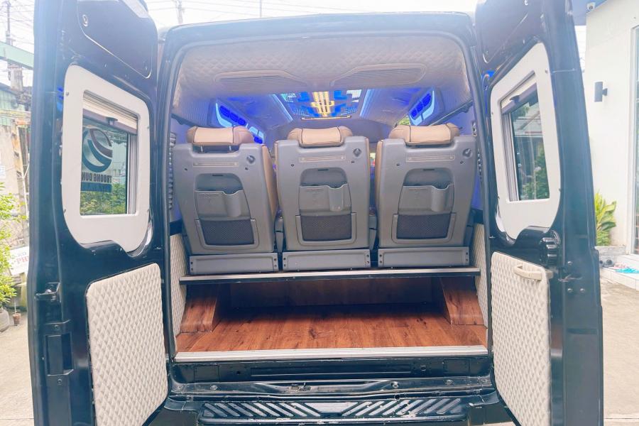 ford-transit-limousine-10-cho-13101758332861.jpg