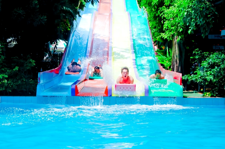 nhung-diem-noi-bac-cua-dam-sen-nuoc